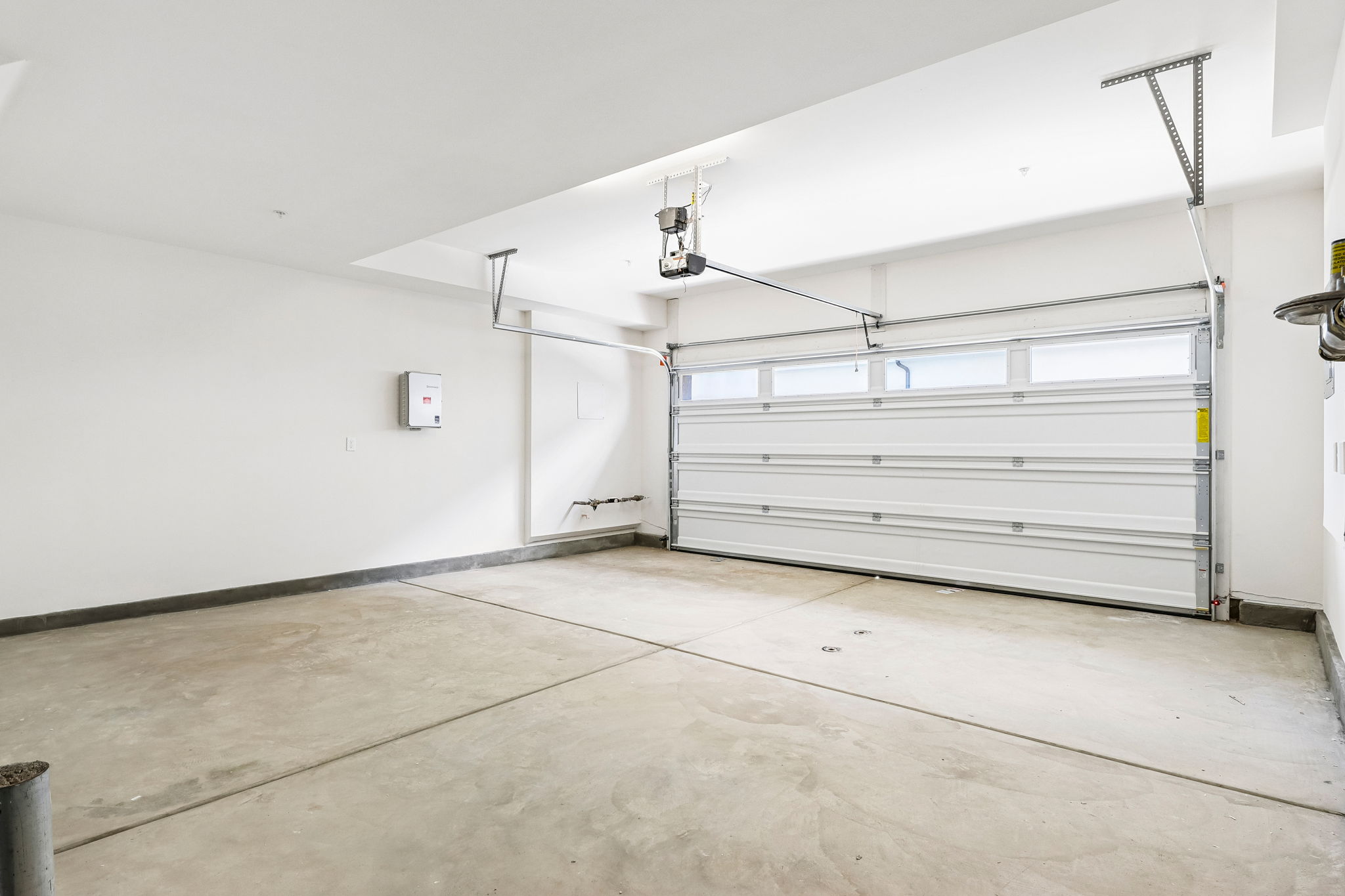A room with a white wall and a metal frame.