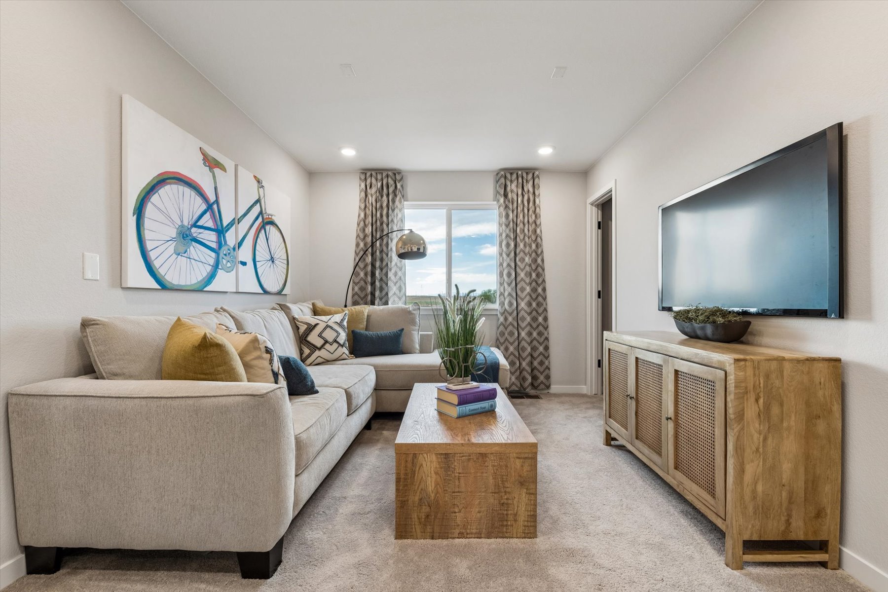 A living room with a couch and a tv.