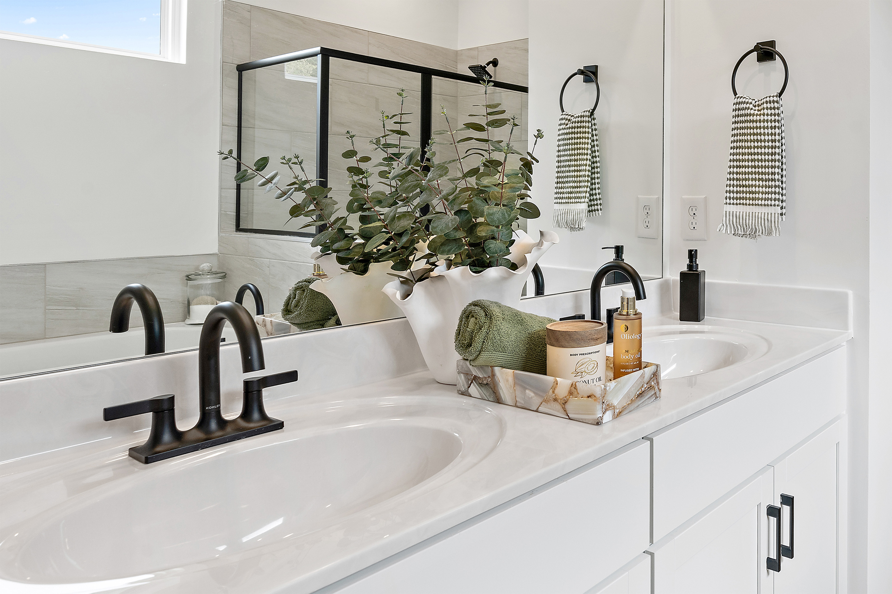 A bathroom with a sink and a mirror.