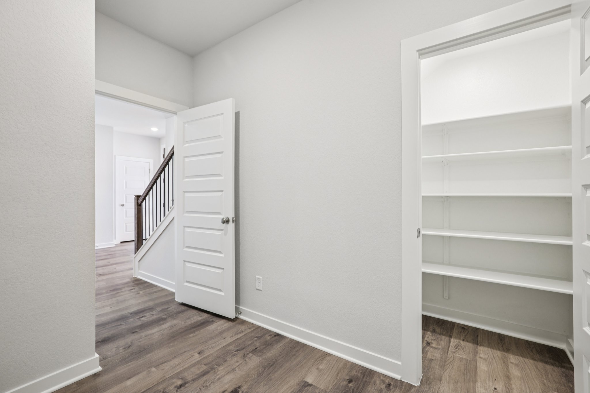 A white room with white cabinets.