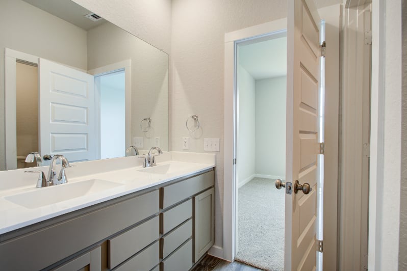 A bathroom with a sink and a mirror.