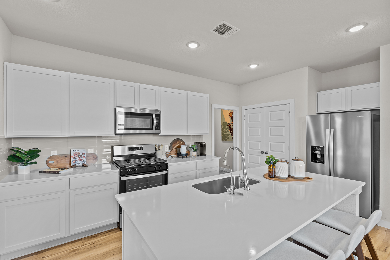 A kitchen with white cabinets.