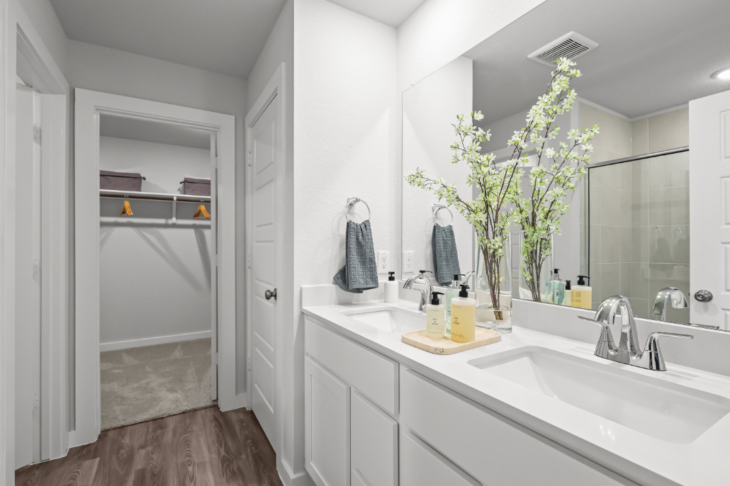 A bathroom with a sink and a mirror.