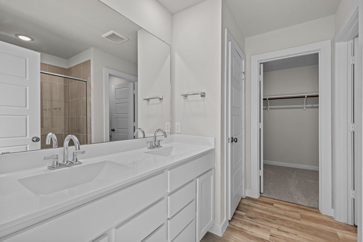 A bathroom with a sink and a mirror.