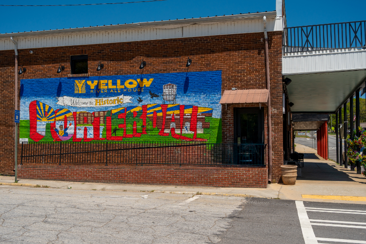 A building with graffiti on it.