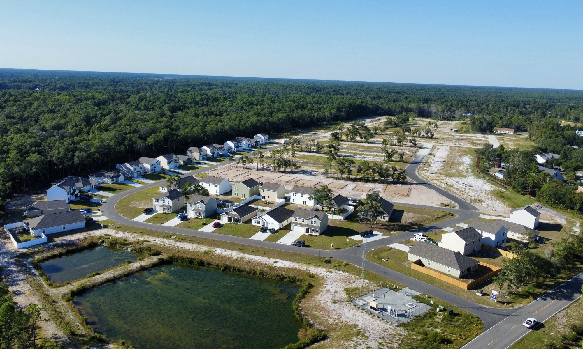 A group of houses next to a river.