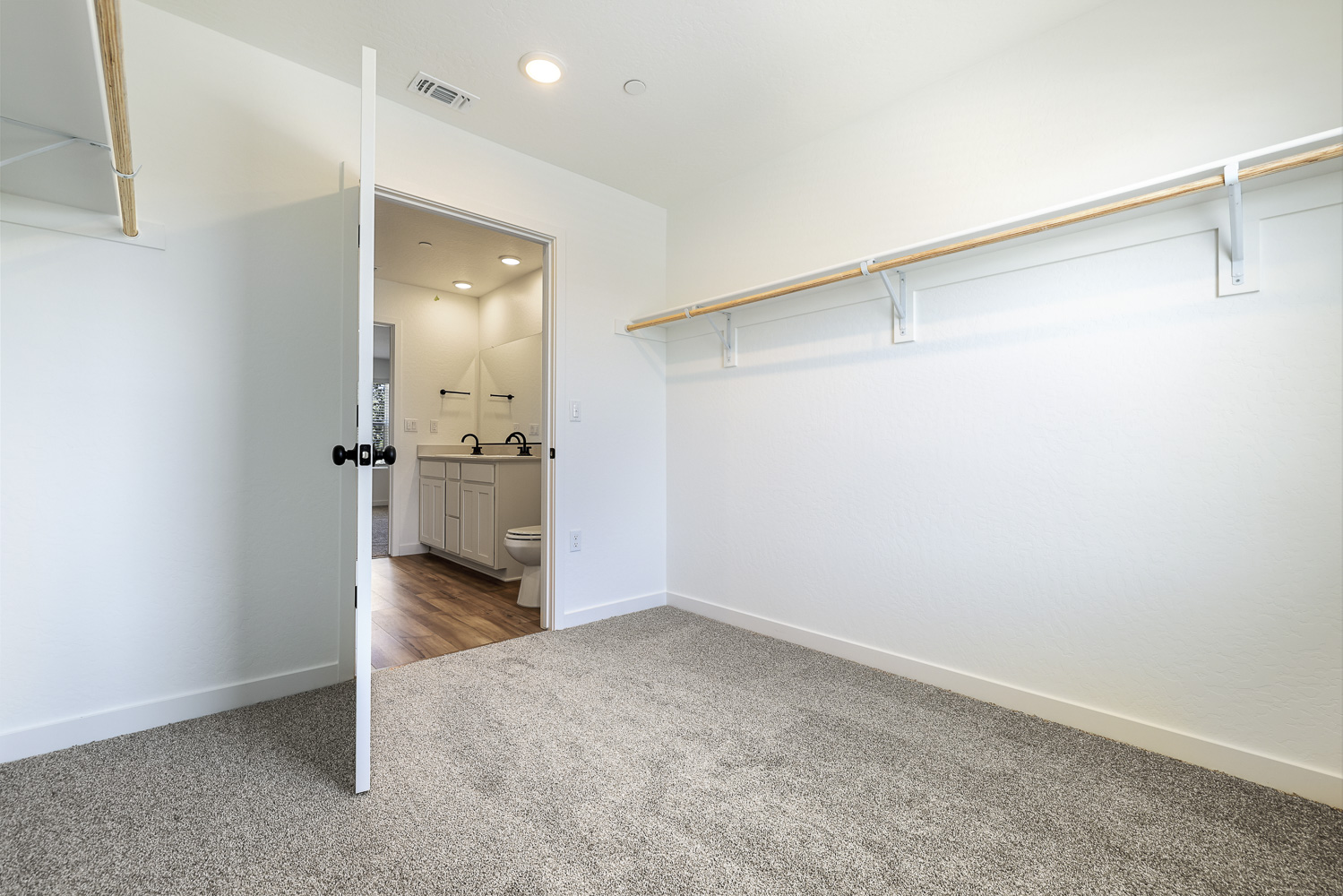 A room with a desk and a mirror.